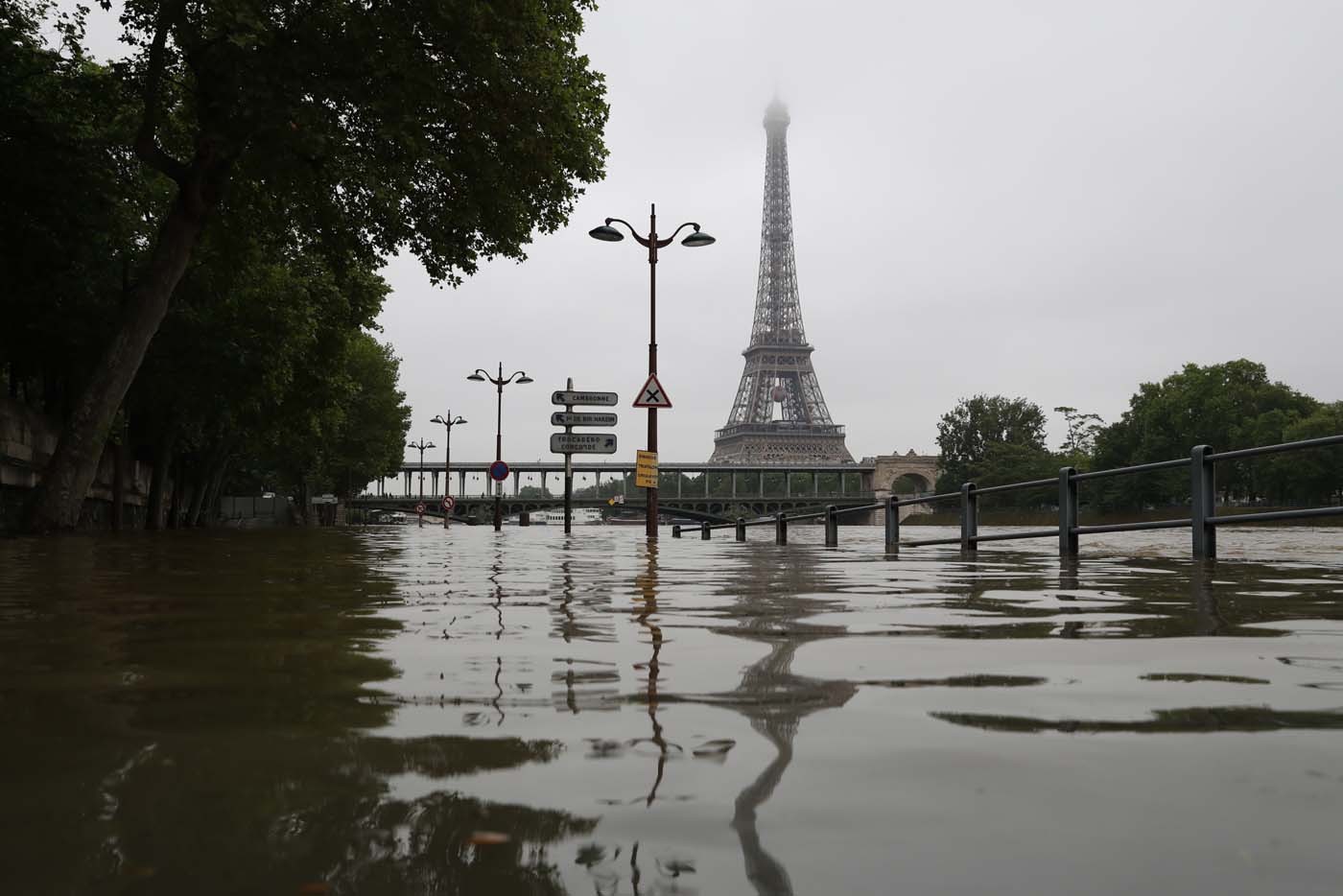 El nivel del Sena desciende lentamente a su paso por París