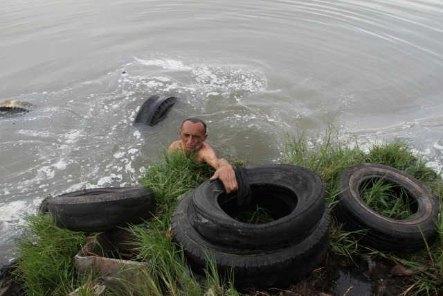 En Cabimas sacan cauchos de pozos contaminados para sobrevivir