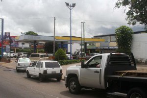 Siguen las colas para abastecer los carros de combustible en San Cristóbal