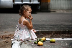 Frutas tropicales palian hambre en medio de escasez de alimentos en Venezuela (Fotos)