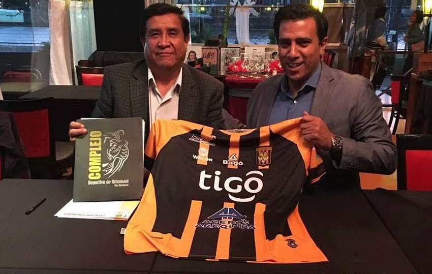 César Farías renovó contrato con el The Strongest boliviano