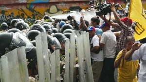 PNB agredió con gas pimienta a opositores que marchaban al CNE (Foto+Video)