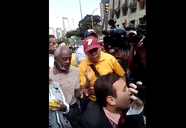 Infiltrado chavista irrumpe en concentración opositora y agrede a periodista