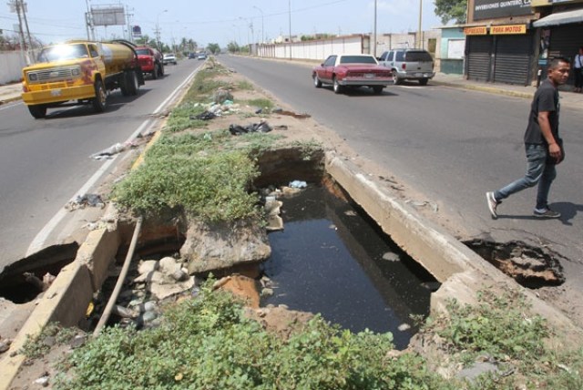 El hundimiento ya se extiende hacia los dos canales de la vía/ Foto: Panorama