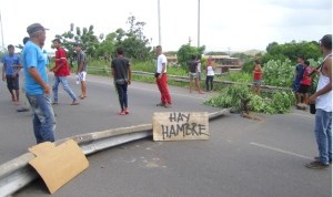 El hambre lleva a cinco comunidades de San Félix a trancar calles para exigir venta de comida