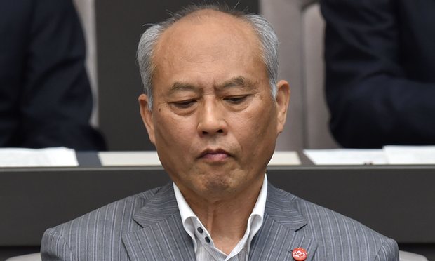 Renuncia gobernador de Tokio por escándalo de corrupción