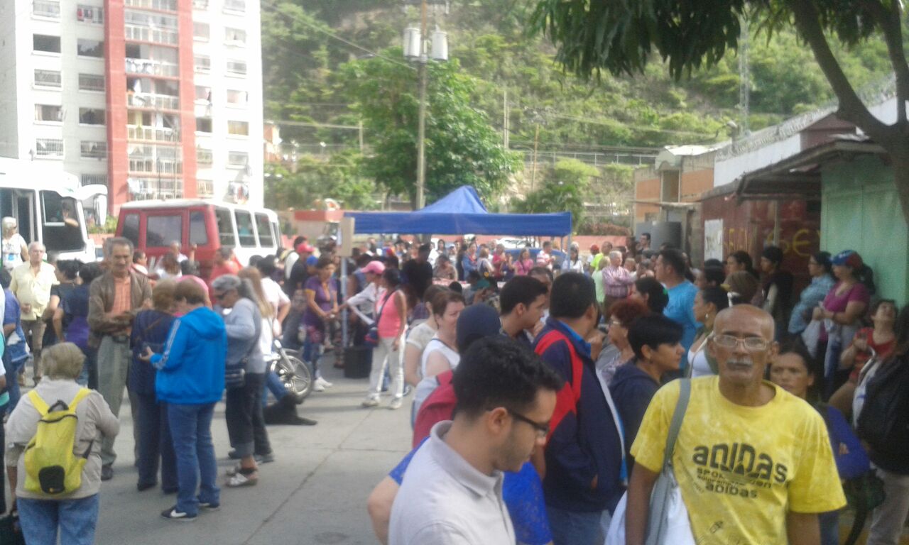 ¡Siguen firmando! Así está la cola para validar las rúbricas en Macarao (Fotos)