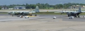 Dos aviones militares de Venezuela traen comida de Trinidad y Tobago (fotos)
