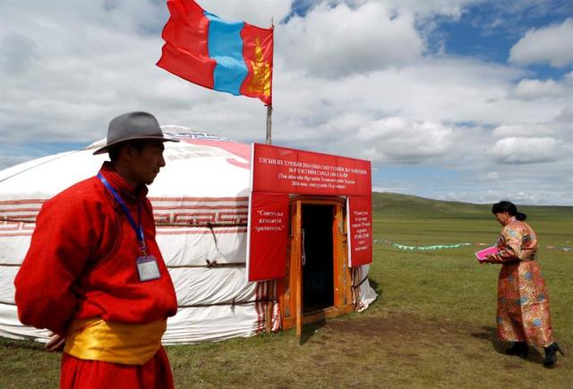 Varias personas acuden a un colegio electoral para ejercer su derecho al voto en Tuv Aimag Erdene Sum (Mongolia) hoy, 29 de junio de 2016. Alrededor de 1,9 millones de ciudadanos están llamados hoy a votar en Mongolia para elegir nuevo Gobierno en elecciones legislativas con la economía como la principal preocupación para los votantes del país. EFE/Davaanyam Delgerjargal