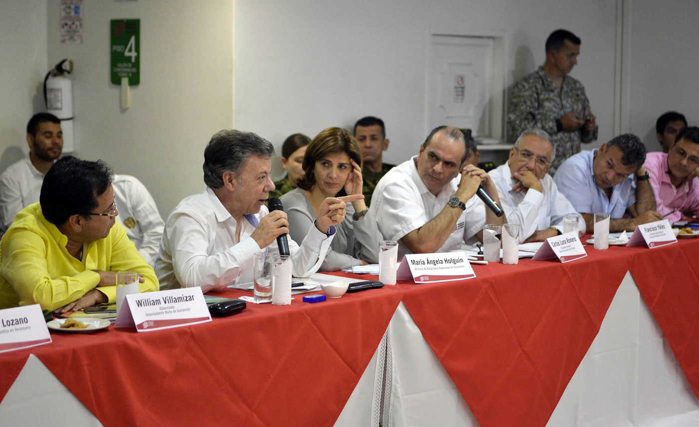 Santos buscará dialogar con Maduro para reabrir la frontera