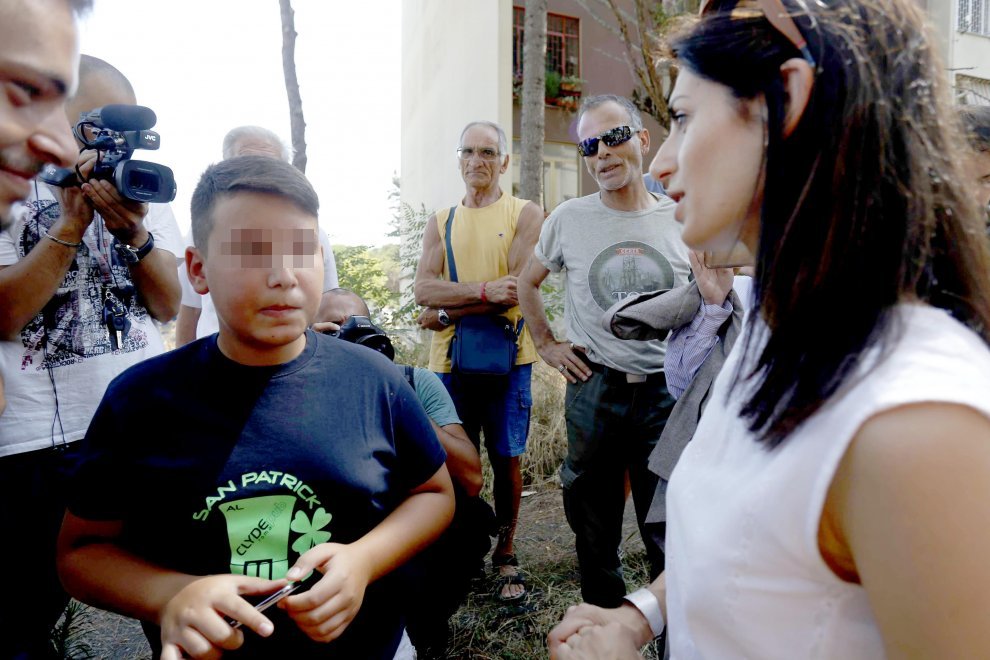 La alcaldesa de Roma visita un barrio donde los niños juegan a contar ratas