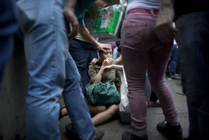El fracaso de la “revolución”: La vida de los venezolanos transcurre en las peligrosas colas de alimentos (FOTOS)