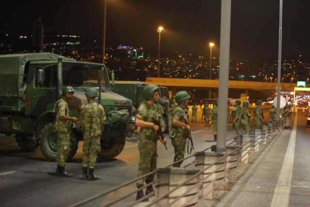 El Ejército turco bloquea el acceso a un puente sobre el Bósforo, que une a la parte europea y asiática de la ciudad de Estambul, Turquía. 15 de julio, 2016. Las Fuerzas Armadas de Turquía dijeron el viernes que tomaron el poder, pero el presidente Tayyip Erdogan prometió que el intento de golpe será neutralizado. REUTERS/Stringer