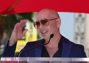 Pitbull desvela su estrella en Hollywood y reivindica a los latinos en EEUU