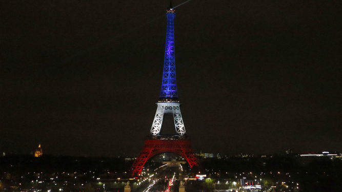 La torre Eiffel, con los colores de la bandera francesa por el atentado
