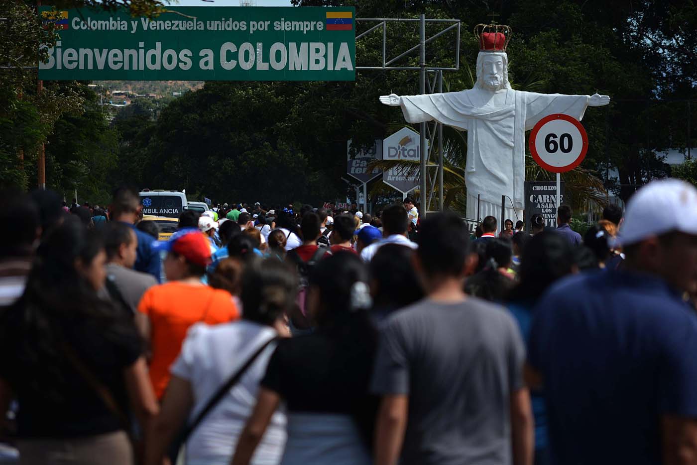 Canciller colombiana va a la frontera con Venezuela a revisar posible reapertura