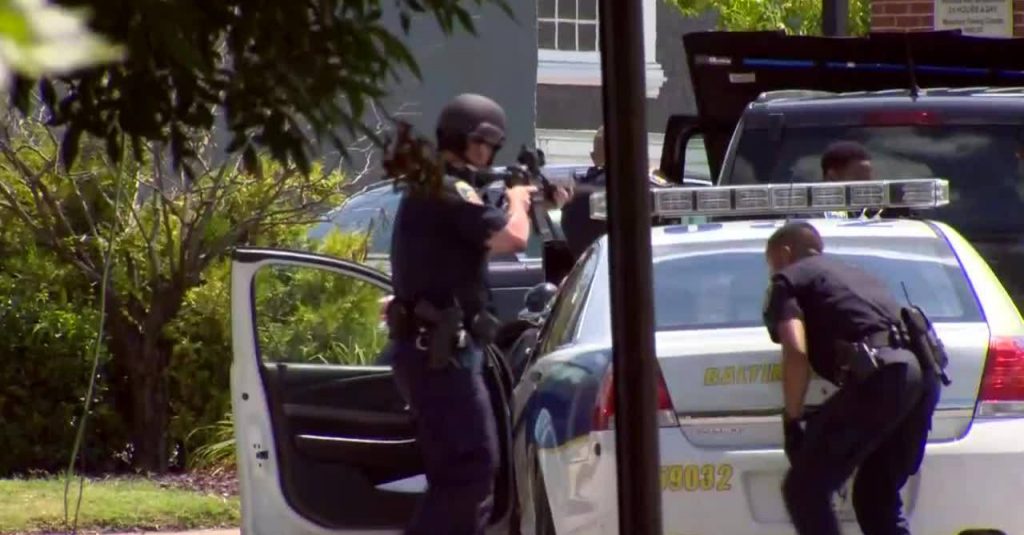 Detienen a hombre armado que retuvo a 4 personas en local de comida rápida en EEUU