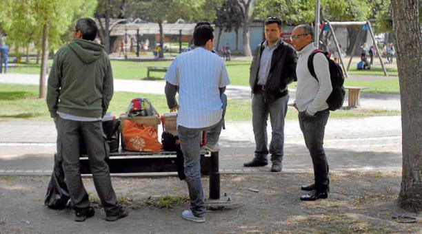 En el parque El Ejido, en el centro de Quito, inmigrantes venezolanos se reúnen y venden comida. Es una salida temporal mientras hallan empleo. Foto: Patricio Terán / EL COMERCIO