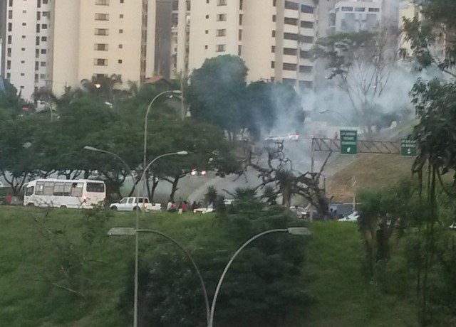 Protestan cerca de Terrazas del Ávila porque no abrirán el Bicentenario