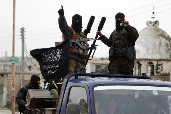 Decenas de muertos en combates entre yihadistas y rebeldes en Siria