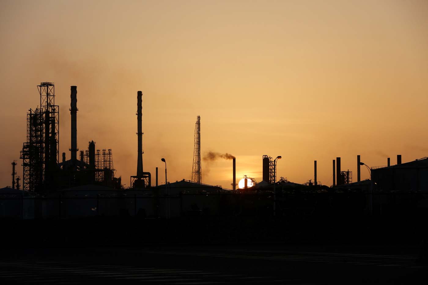 Petróleo cae más de 1 por ciento por inesperado aumento de inventarios en EEUU