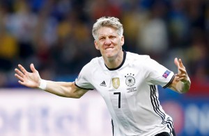 El futbolista alemán Bastian Schweinsteiger anunció su retirada de la selección
