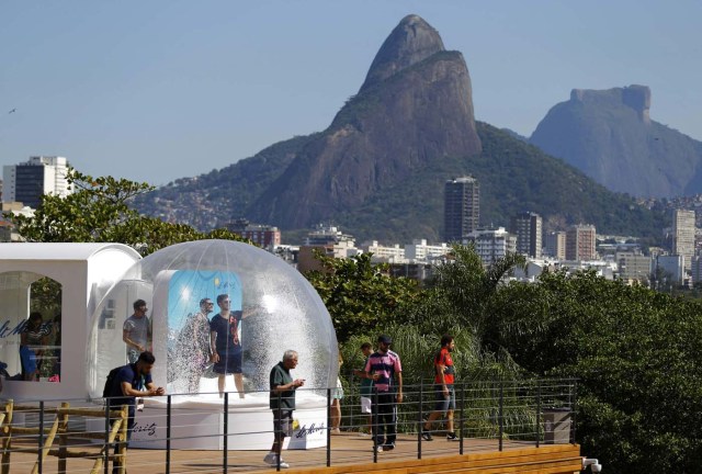 Rio Olympics - Lagoa - Rio de Janeiro, Brazil - 01/08/2016. People plays in a display at the Switzerland house. REUTERS/Ivan Alvarado FOR EDITORIAL USE ONLY. NOT FOR SALE FOR MARKETING OR ADVERTISING CAMPAIGNS.