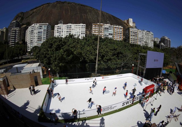 Rio Olympics - Lagoa - Rio de Janeiro, Brazil - 01/08/2016. People use adapted ice skates to skate on an artificial ice rink at the Switzerland house. REUTERS/Ivan Alvarado FOR EDITORIAL USE ONLY. NOT FOR SALE FOR MARKETING OR ADVERTISING CAMPAIGNS.