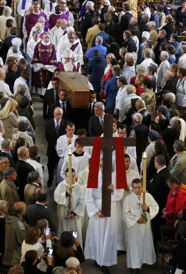 Pallbearers carry the coffin of slain French parish priest Father Jacques Hamel after a funeral ceremony at the Cathedral in Rouen, France, August 2, 2016.  Father Jacques Hamel was killed last week in an attack on a church at Saint-Etienne-du-Rouvray near Rouen that was carried out by assailants linked to Islamic State.     REUTERS/Charly Triballeau/Pool