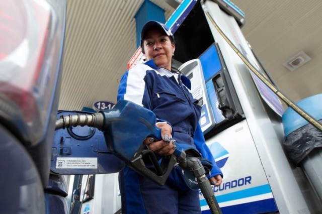 Una trabajadora en una gasolinera de Petroecuador en Quito, jun 1, 2016. La estatal ecuatoriana Petroamazonas dijo el jueves que asumió la operación de un yacimiento que operaba conjuntamente con la petrolera venezolana PDVSA, con lo que su producción alcanza el 80 por ciento del nivel global del país.  REUTERS/Guillermo Granja