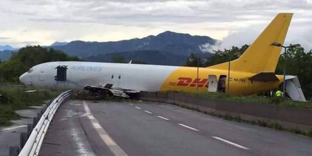 Un avión se salió de la pista en Italia y quedó en el medio de la carretera (fotos)