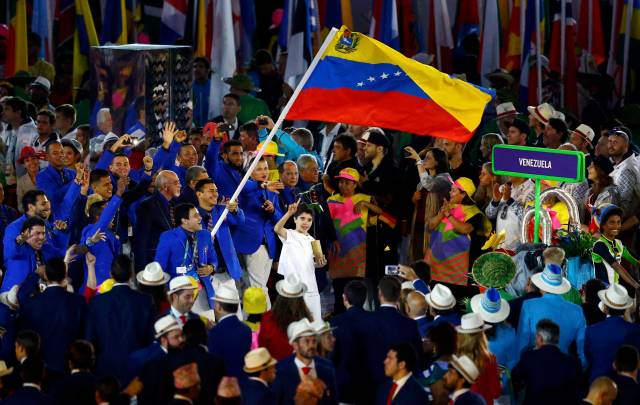 2016 Rio Olympics - Opening ceremony - Maracana - Rio de Janeiro, Brazil - 05/08/2016. Flagbearer Ruben Limardo Gascon (VEN) of Venezuela takes part in the opening ceremony.  REUTERS/Ivan Alvarado FOR EDITORIAL USE ONLY. NOT FOR SALE FOR MARKETING OR ADVERTISING CAMPAIGNS.
