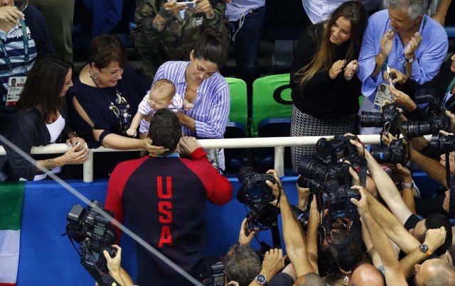 2016 Rio Olympics - Swimming - Victory Ceremony - Men's 200m Butterfly Victory Ceremony - Olympic Aquatics Stadium - Rio de Janeiro, Brazil - 09/08/2016. Michael Phelps (USA) of USA celebrates with his son Boomer. REUTERS/Fabrizio Bensch FOR EDITORIAL USE ONLY. NOT FOR SALE FOR MARKETING OR ADVERTISING CAMPAIGNS.