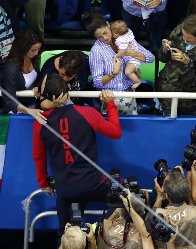 2016 Rio Olympics - Swimming - Victory Ceremony - Men's 200m Butterfly Victory Ceremony - Olympic Aquatics Stadium - Rio de Janeiro, Brazil - 09/08/2016. Michael Phelps (USA) of USA celebrates with his family. REUTERS/Fabrizio Bensch FOR EDITORIAL USE ONLY. NOT FOR SALE FOR MARKETING OR ADVERTISING CAMPAIGNS.