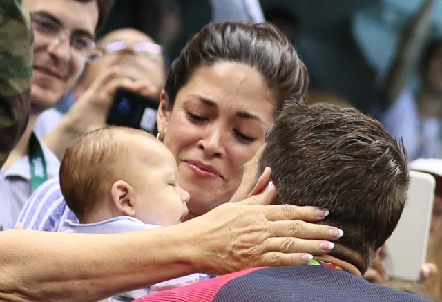 2016 Rio Olympics - Swimming - Victory Ceremony - Men's 200m Butterfly Victory Ceremony - Olympic Aquatics Stadium - Rio de Janeiro, Brazil - 09/08/2016. Michael Phelps (USA) of USA greets his fiance Nicole Johnson and their son Boomer after he won the gold medal.    REUTERS/Stefan Wermuth  FOR EDITORIAL USE ONLY. NOT FOR SALE FOR MARKETING OR ADVERTISING CAMPAIGNS.