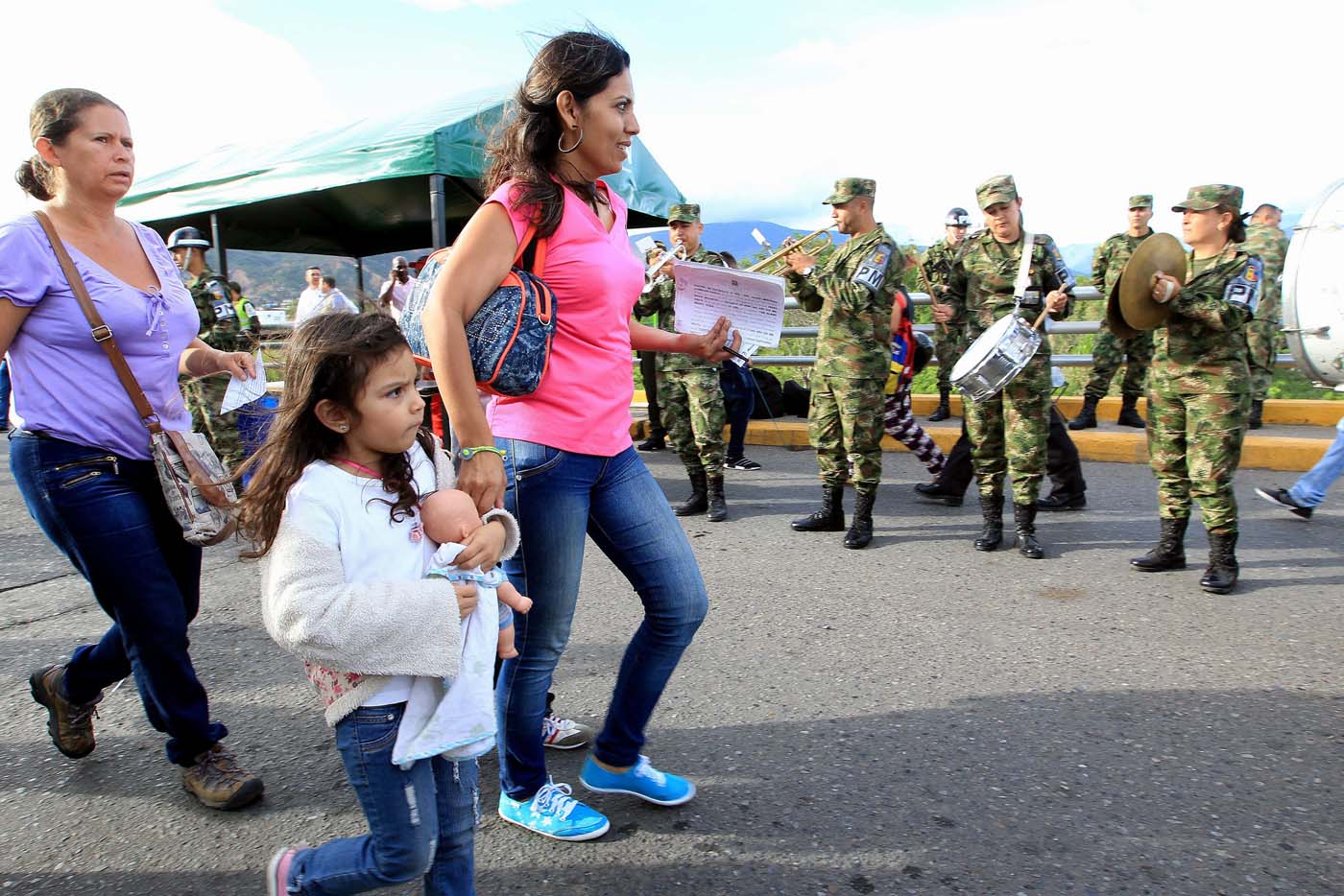Madres venezolanas siguen acudiendo a Colombia en busca de vacunas para sus hijos