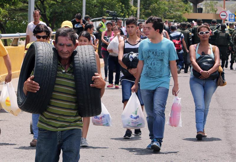 Gobierno venezolano pidió a Colombia que permita el paso de repuestos para vehículos por la frontera