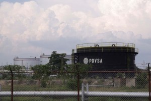 Problemas de liquidez de Pdvsa elevan costo de compras de crudo a BP