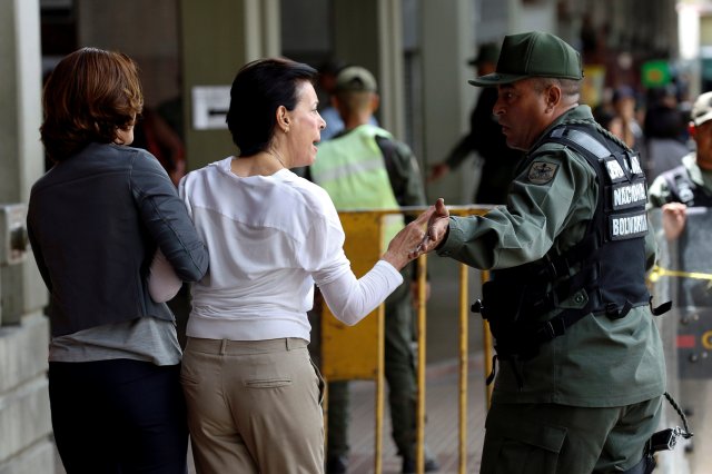 Antonieta Mendoza (C), mother of jailed Venezuelan opposition leader Leopoldo Lopez, argues with a Venezuelan National Guard while she arrives to attend his hearing at a courthouse in Caracas, Venezuela August 18, 2016. REUTERS/Carlos Garcia Rawlins