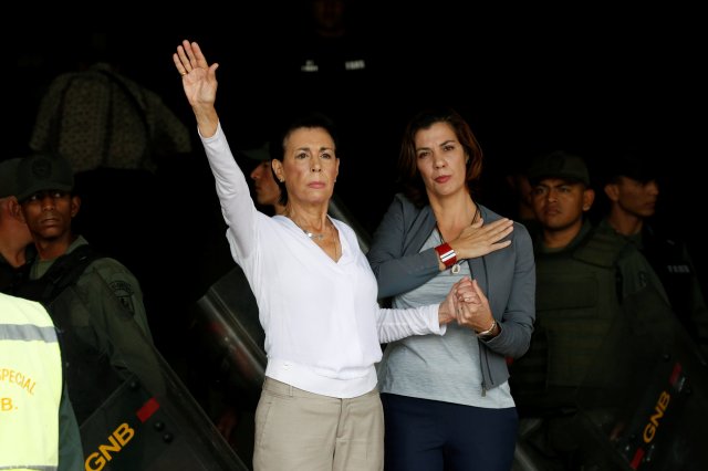 Antonieta Mendoza (centre L), mother of jailed Venezuelan opposition leader Leopoldo Lopez, and her daughter Diana Lopez gesture next to Venezuelan National Guards as they arrive to attend his hearing at a courthouse in Caracas, Venezuela August 18, 2016. REUTERS/Carlos Garcia Rawlins