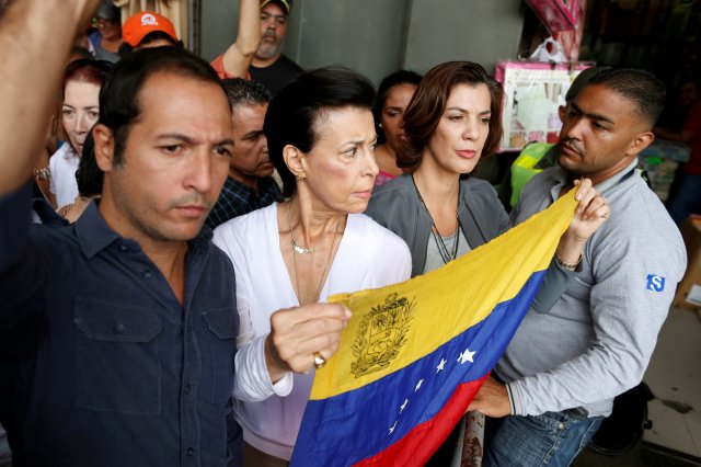 Antonieta Mendoza (C), mother of jailed Venezuelan opposition leader Leopoldo Lopez, holds a Venezuelan national flag while she waits to enter a courthouse for his hearing in Caracas, Venezuela August 18, 2016. REUTERS/Carlos Garcia Rawlins