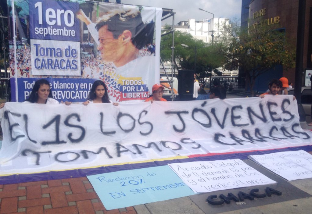 Jóvenes cierran vía en Chacaíto en apoyo a “La toma de Caracas” (Fotos)
