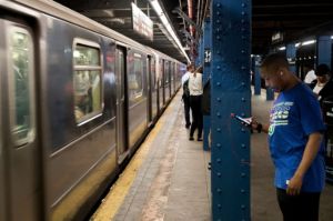 Mujer suelta grillos y gusanos en un vagón del metro en Nueva York
