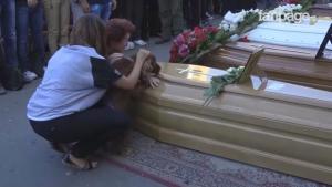 La emotiva despedida de un perro a su dueño fallecido en el terremoto de Italia