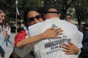 400 personas se abrazan por la solidaridad en Buenos Aires