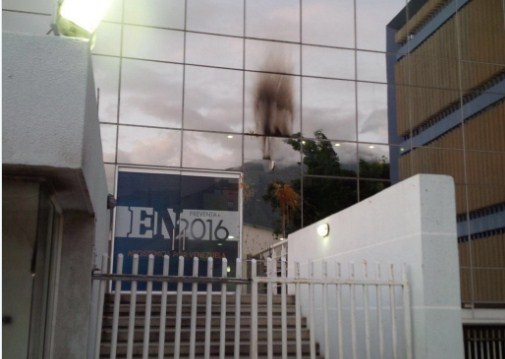 Atacaron sede de El Nacional con bomba molotov (Fotos)