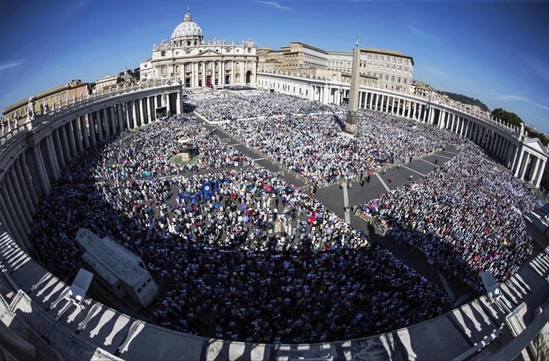 El papa agradeció a fieles y delegaciones su asistencia a la canonización