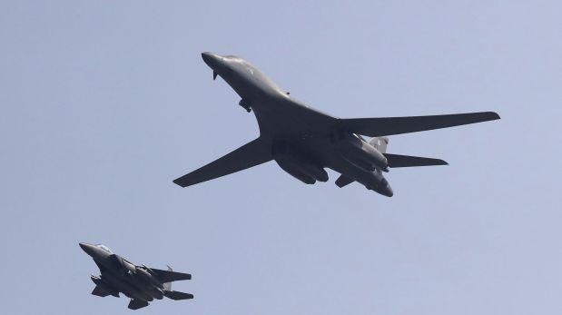 Un bombardero B-1 de Estados Unidos es escoltado por un avión de guerra de Corea del Sur. Foto: AP