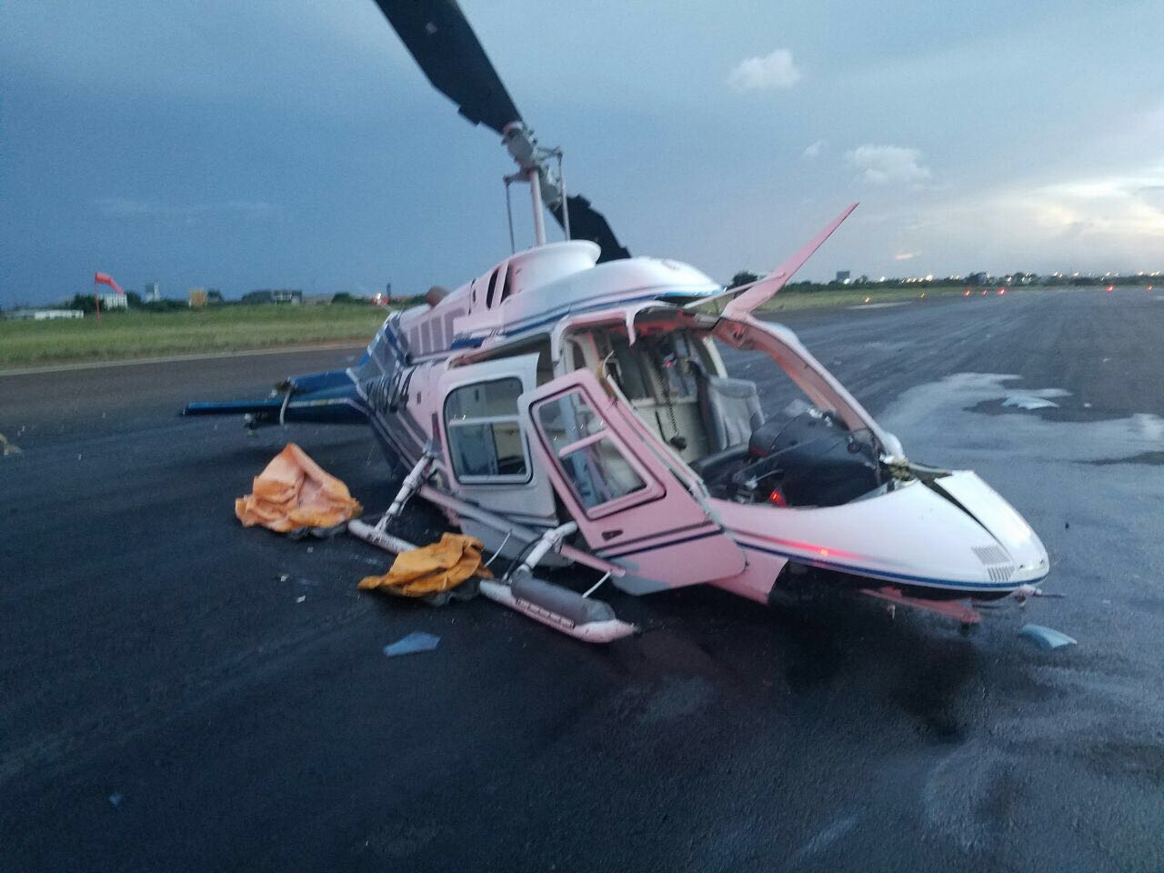 Dos heridos al precipitarse un helicóptero en Puerto Ordaz (fotos)