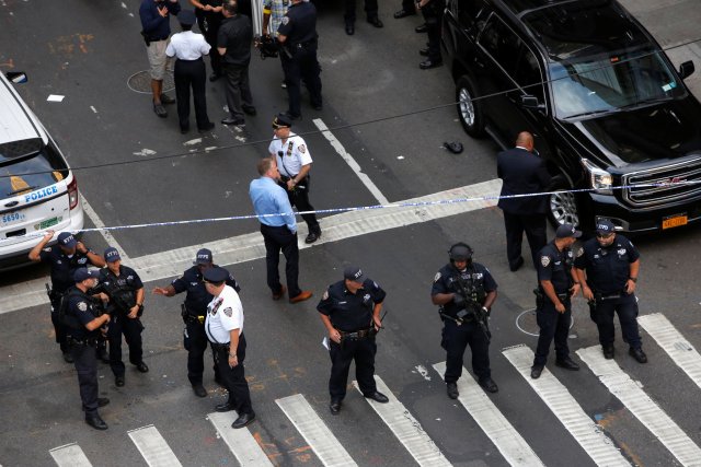 Police investigate the scene where a man was shot by police in Manhattan, New York, U.S., September 15, 2016. REUTERS/Andrew Kelly